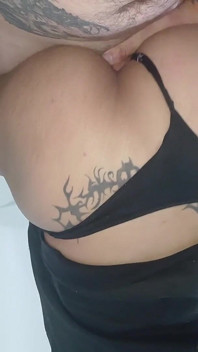 Sunt în mașină și din nou găsesc un femboy mare și înghițitul penisului, îl fut fără sală