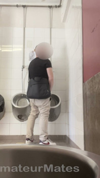 Un Hétéro Amateur Essaye De Se Faire Surprendre À L’urinoir Public