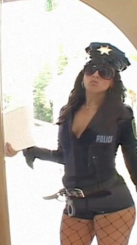 Morena nena en medias de red tocada hasta el orgasmo y cubierta de esperma