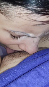 まず義妹のパイパンマンコを舐め、次に義母の髭剃りっぱなしのマンコを舐めます