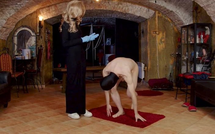 Cruel Furies Femdom: घूंसे नष्ट करना