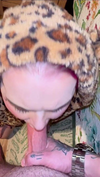 POV: Roztomilá gotická dívka v pyžamu medvídka je ošukaná do obličeje a vystříkaná do kundičky