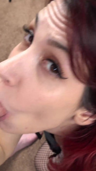 Servitoarea sexy Scarlett Foxx îi oferă lui Logan o umedă și este!
