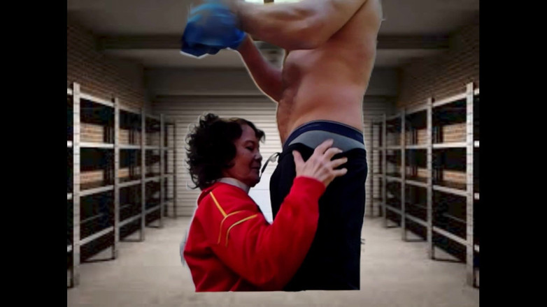 Cock Sucking Granny: 奶奶需要鸡巴 - 在车库里吮吸他的鸡巴