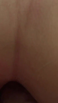 Cuckold slaaf! De pik van een vreemde neukt je vrouw terwijl je je aftrekt en je alles schoon likt!