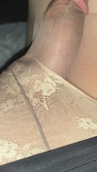Sissy'm başkalarının çalındığı kahve külotlu çoraplarının yakın planında. Naylon üzerine kayganlaştırıcı sızdırıyor