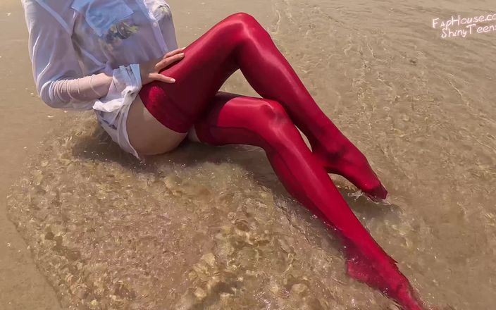 Shiny teens: 859 Stoking Spandex Merah Mengkilap di Pantai 2