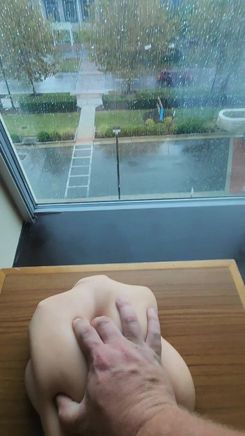 Djk31314: Futând o fată la fereastra hotelului