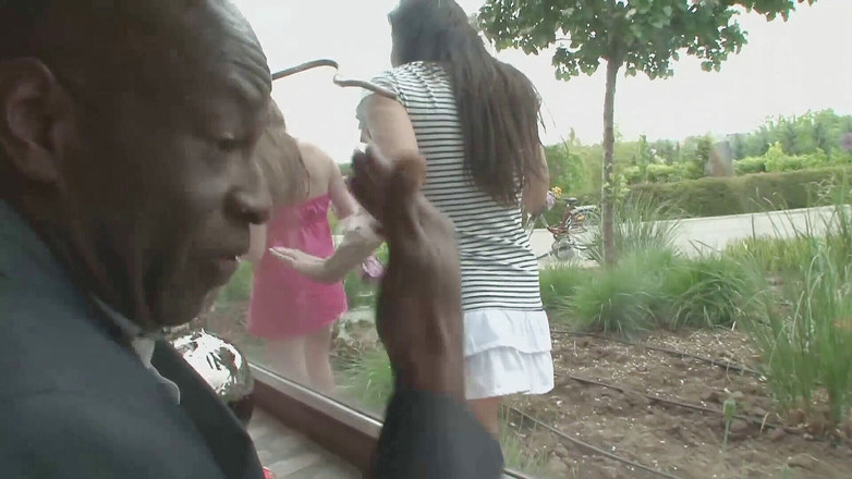 BBC Worship: Duas garotas safadas estão agradando enorme pau preto