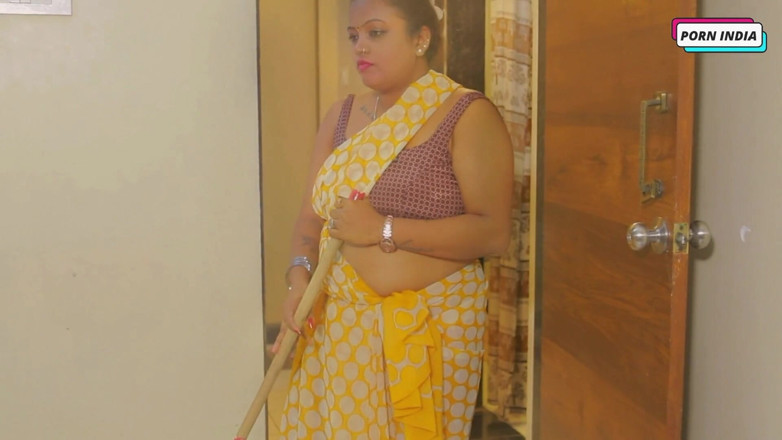 Porn India Studio: 美丽的热辣女仆被主人狠操