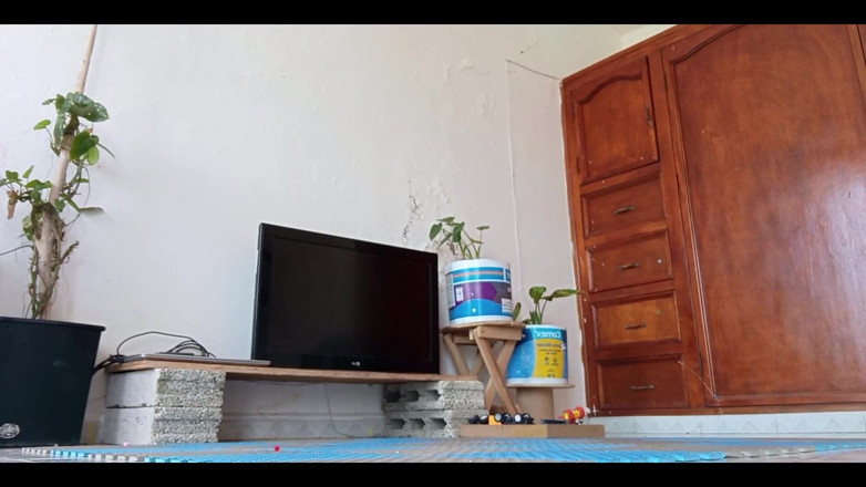 Karmicoxv: Milf putopobre recogiendo juguetes en la habitación