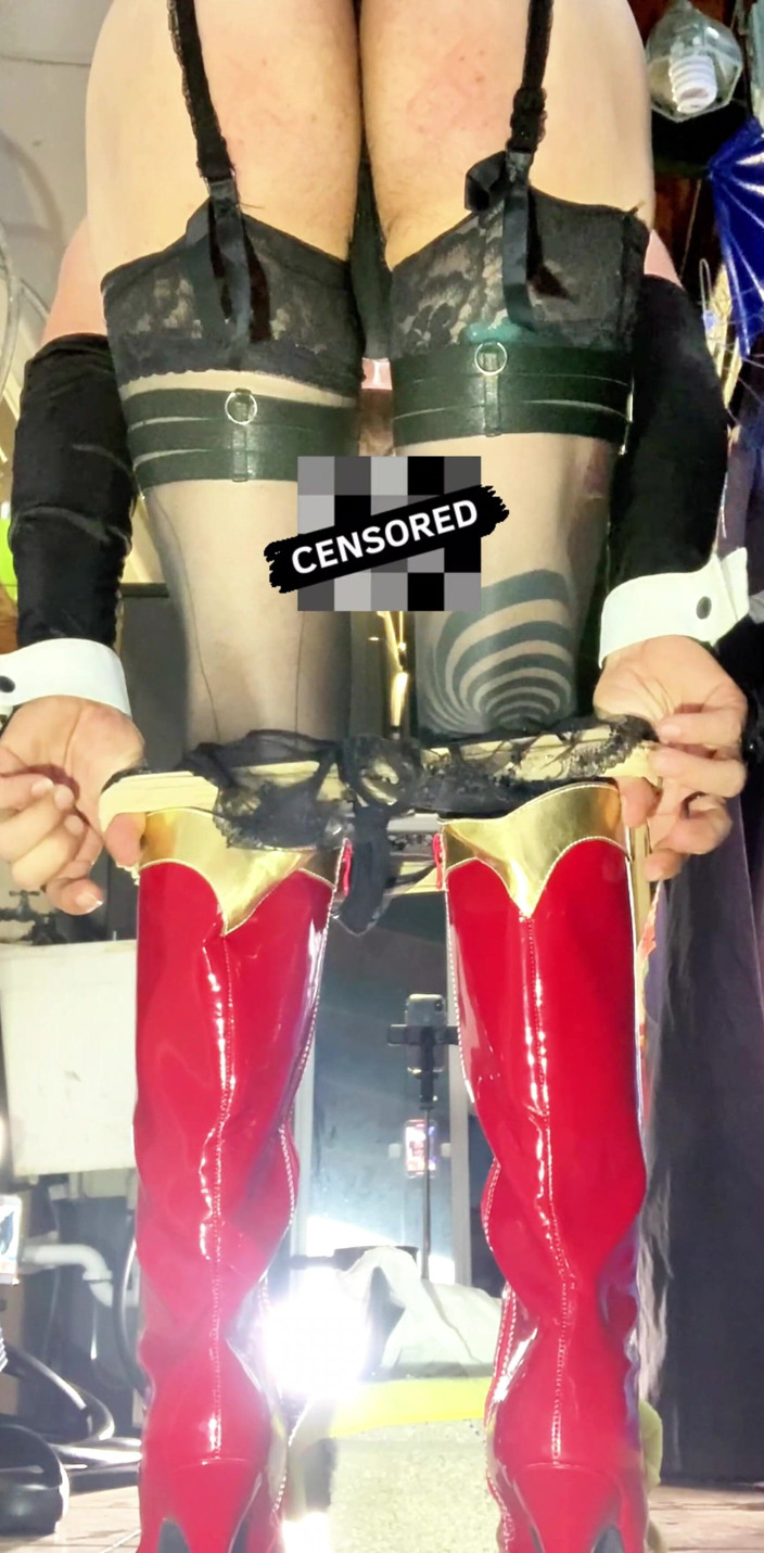 Benito414: Schattige femboy rekt kont uit om een enorme dildo te...
