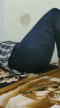 꽉 조이는 보지에 알몸으로 핑거링하는 찐 인도 여대녀