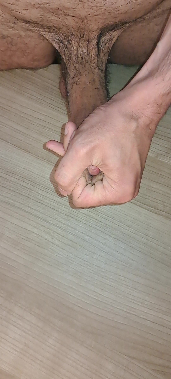 Whisky33: Buona masturbazione e grande sborrata da vicino