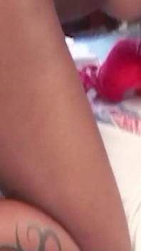 Latina travesti com tesão recebe sua primeira foda anal com camisinha