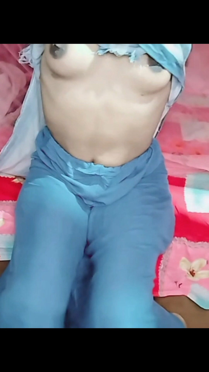 Deshi women: Sorellastra cosa stai facendo nella mia stanza? Ci sentiranno.