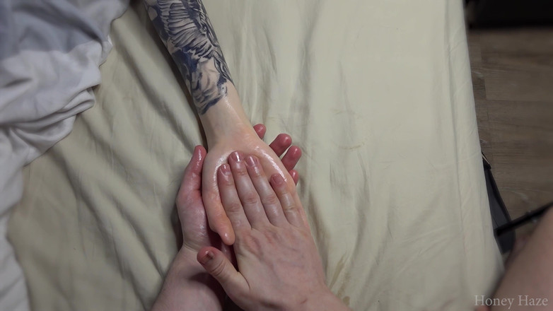 Honey Haze: Stieftochter-handmassage wird zu einem handjob. Honey Haze