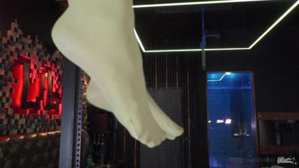Mistress Legs: Mis pies de nylon sobre tu cara