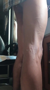 POV : un sous-sol regarde mes jambes