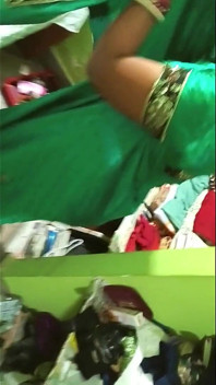Sexy Supriya Bhabhi hete pijpbeurt achter de scène terwijl ze make-up en saree draagt vóór de seks