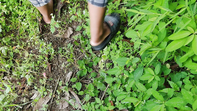 ChickenPuti: Jiran membawa teman wanita ke hutan dan mengongkeknya