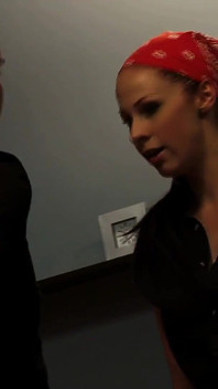 Gianna Michaels prende il cazzo di un ragazzo di classe e viene coperta di sperma