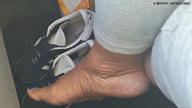 Foot Patrol: A piedi nudi le dita blu del passeggero gioca con...