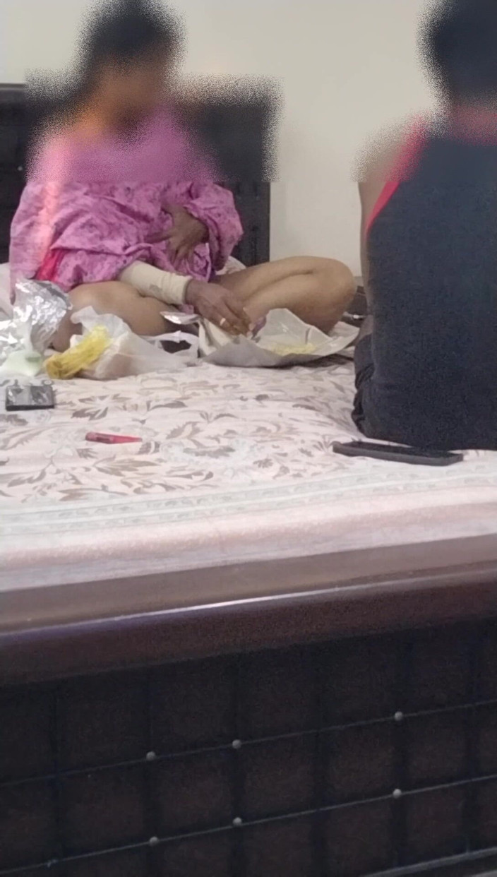 Tamil lesbian: Timp de mâncare fierbinte în pielea goală