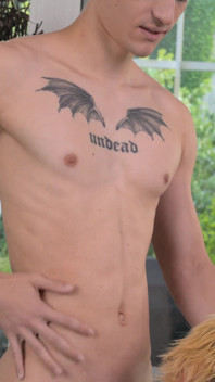 Twink Aiden ilk kez götünü siktiriyor