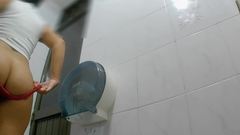 pampammedallo: 彼女は私にトイレで彼女の大きなお尻を見てほしかったのです