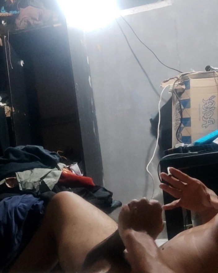 KontolVandem: Vrátil jsem se k hraní s mým ptákem a stříkání...