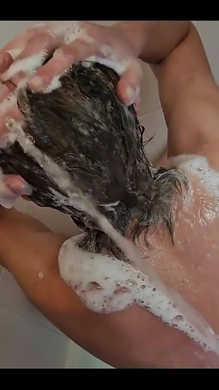 CyntiaCymes: Hi Pee on My Head When I Washing My Hair