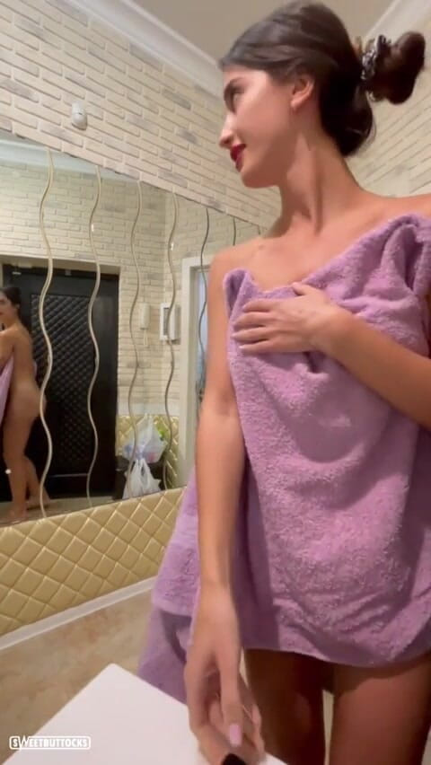 SweetButtocks: Hai người đàn ông giao hàng đã mang gói hàng cho tôi cùng...