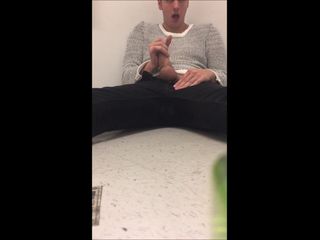 Hvnter cinema: Casi atrapado masturbándose en el baño de la oficina!
