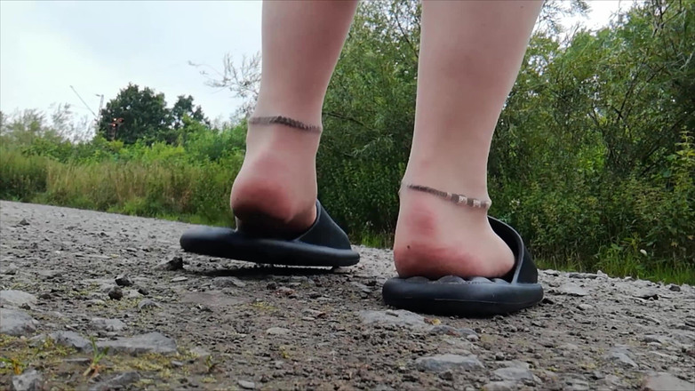 Carmen_Nylonjunge: I piedi in nylon fanno una passeggiata nella natura