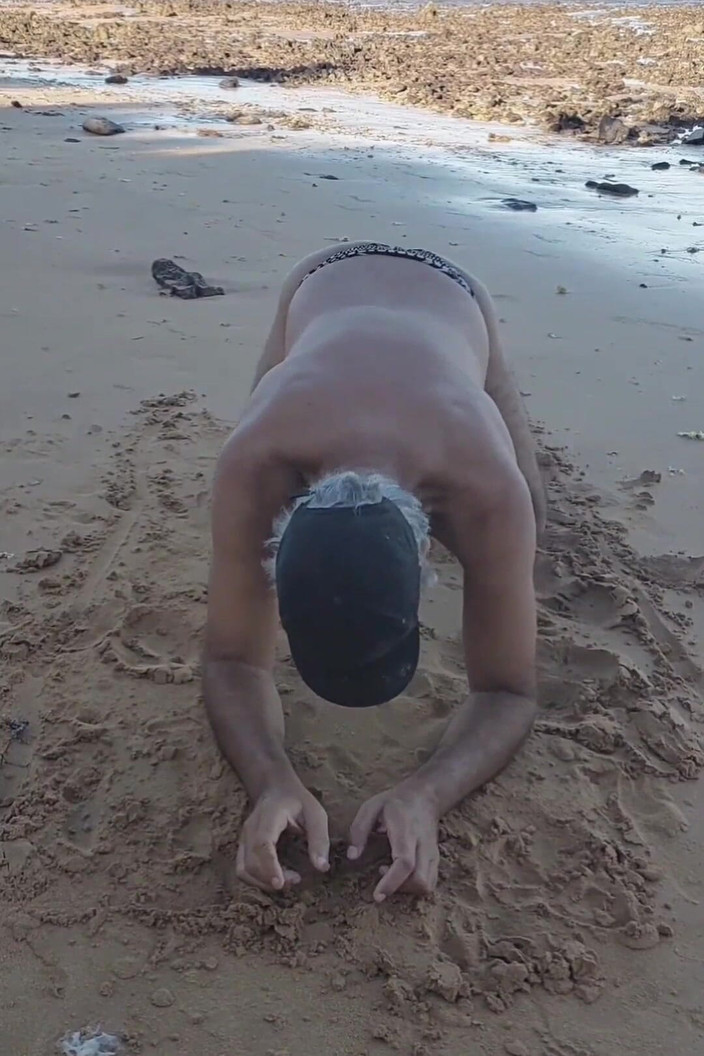 Ladysilvas: Ladysilva s’exhibe en bikini sur la plage