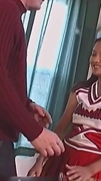 Süßes cheerleader-hottie wird von einem älteren typen auf einem billardtisch zertrümmert