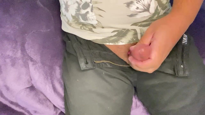 Dylan Ford: Twink si masturba e si becca una potente sborrata con...
