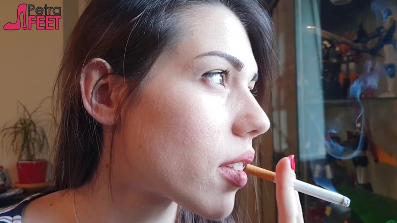 Smokin Fetish: Remaja cantik merokok