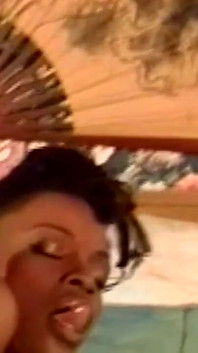 Yağlanmış zenci orta yaşlı seksi kadın tutkuyla kalın yarağı alıyor