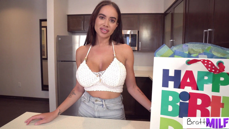 BrattyMilf: Mẹ kế cho tôi làm tình vào sinh nhật