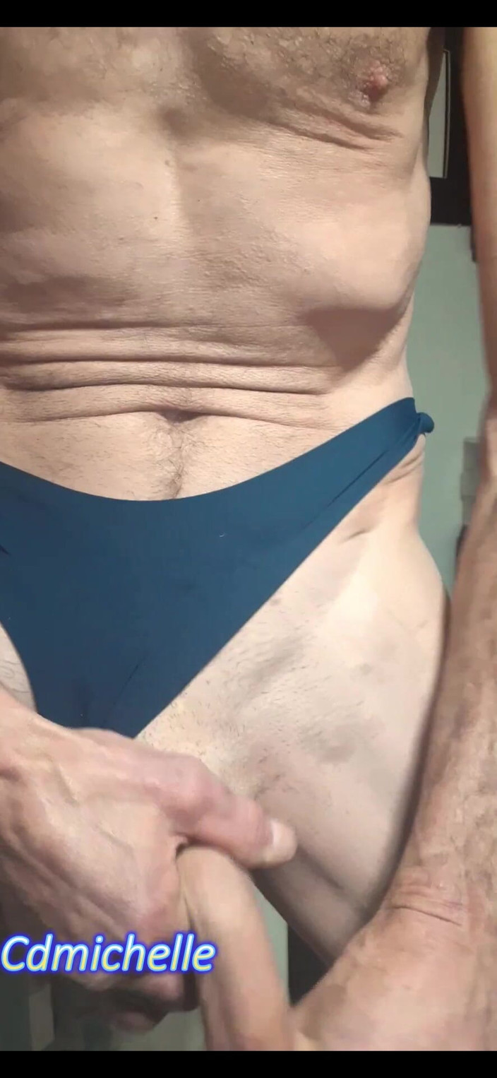 Crossdressers Cd Michelle wearing sexy lingerie: Кроссдрессер Michelle нашел пару трусиков падчерицы, возлагая на пол прачечной, должен был примерить их
