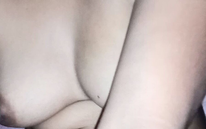 Kesyjaanam: Bhabhi si stiskla prsa a prstila si kundičku