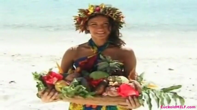 Cuckold MILF: Milf încornorată și soțul ei efeminat în vacanța tropicală