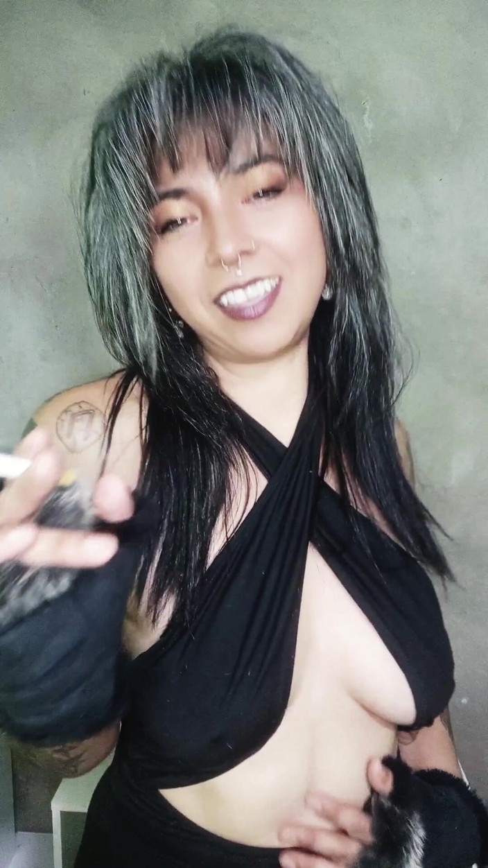 Casia Castro: Fumando com os seios no ar
