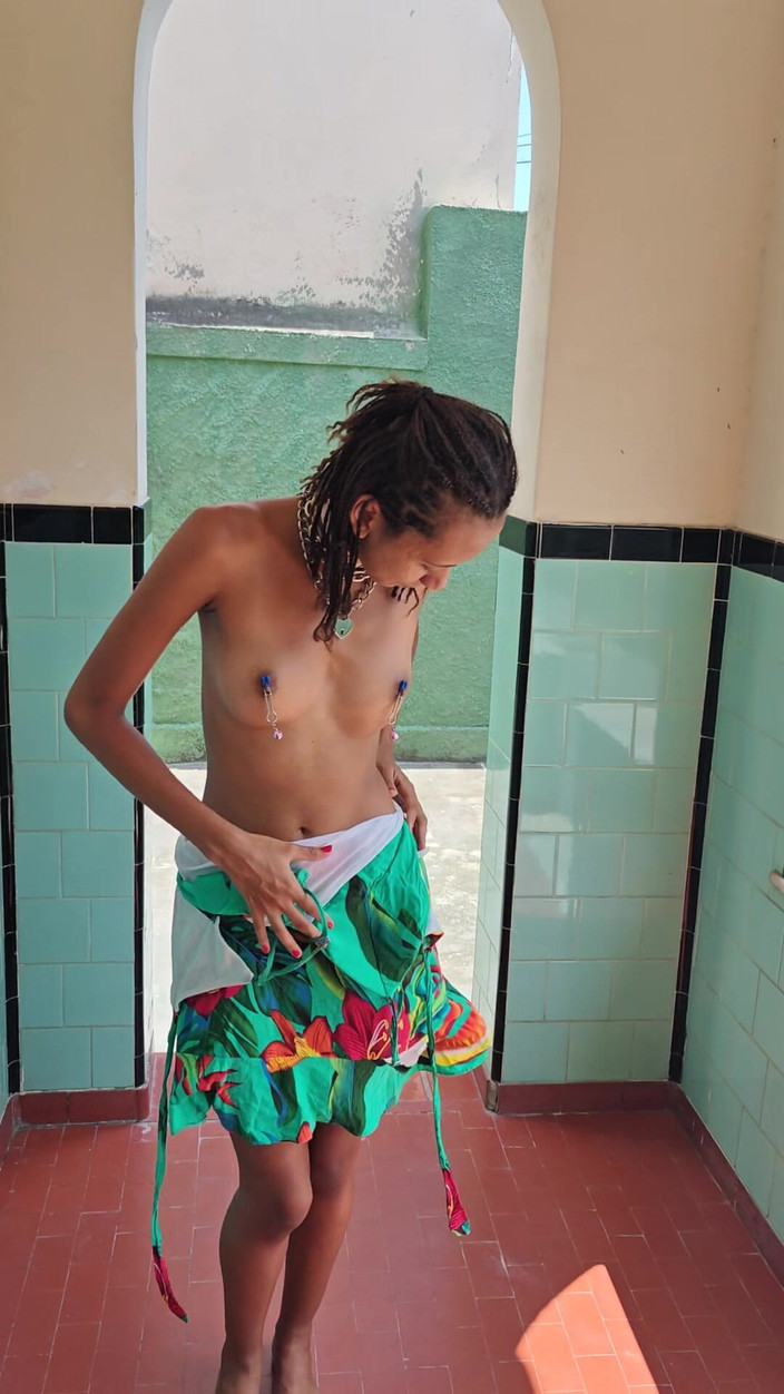 Lily Slav: दुबली विनम्र पट्टी