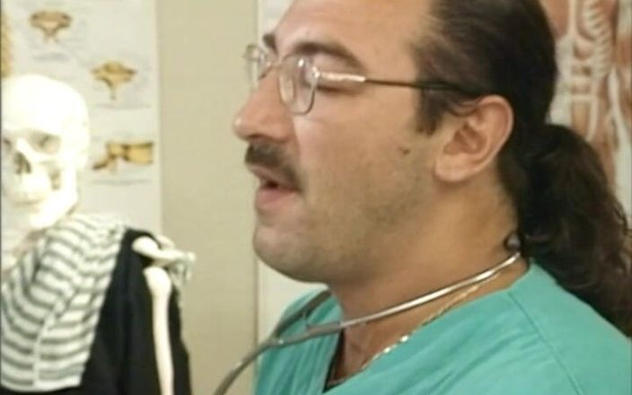 Magmafilm: Neue krankenschwester bekommt ein echtes leckerbissen