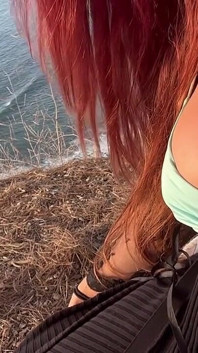 Artemisia Love Sexy Velká prsa Zblízka Perfektní Bradavky Venku u oceánu Ohromující výhled