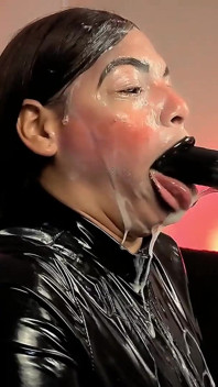 Dämon gekleidet in Latex, Latexhandschuhe, Latexanzug und schwarze Lippen, lutsch deinen Schwanz und spuck Speichel und Sperma auf mich