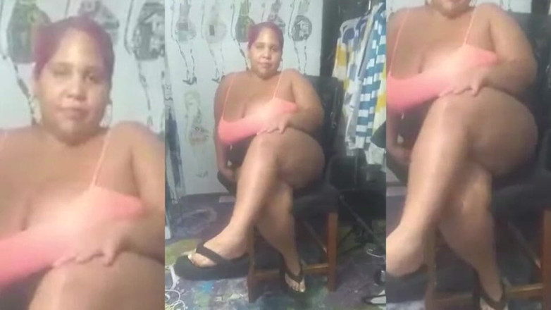 PutiLing: Kaki mengusik skirt mini yang perlahan dengan kasut tumit tinggi...